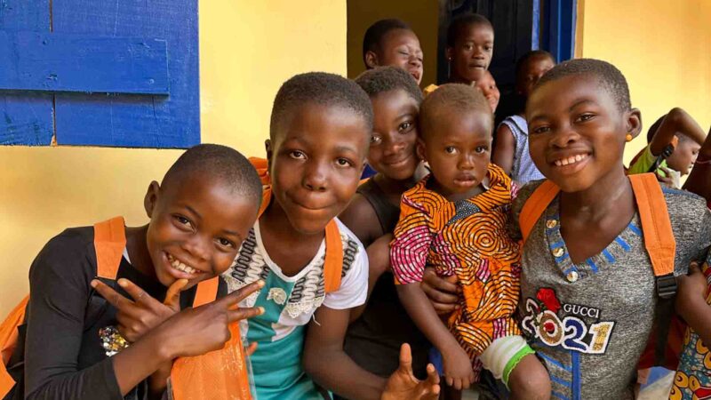 Netropolix schenkt laptops aan lagere school in Ghana